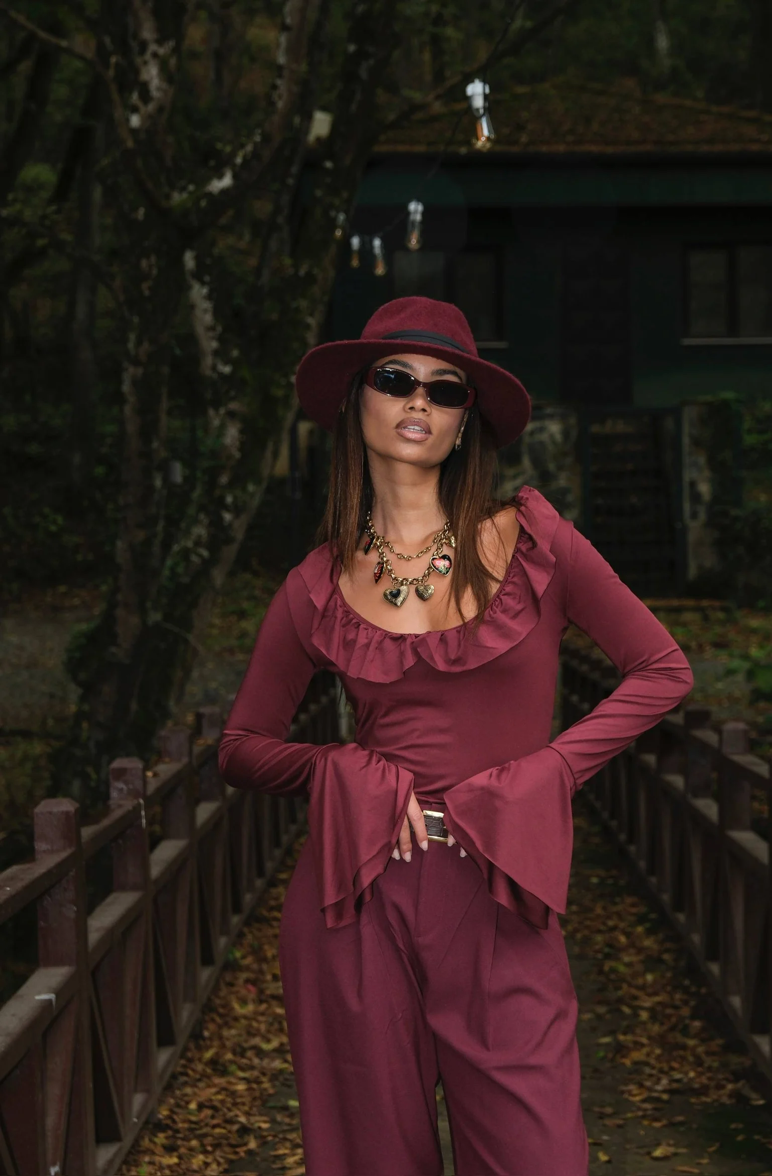 Bordo fitilli triko bluz giyen model